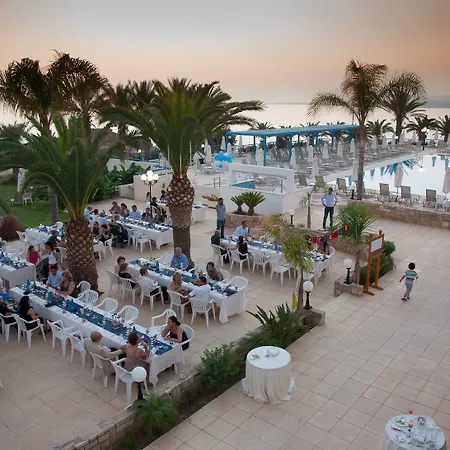 Queen's Bay 3*
