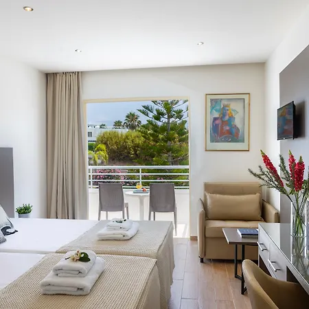 Hotel Queen's Bay 3*