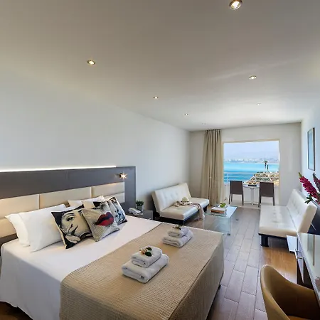 Queen's Bay 3*